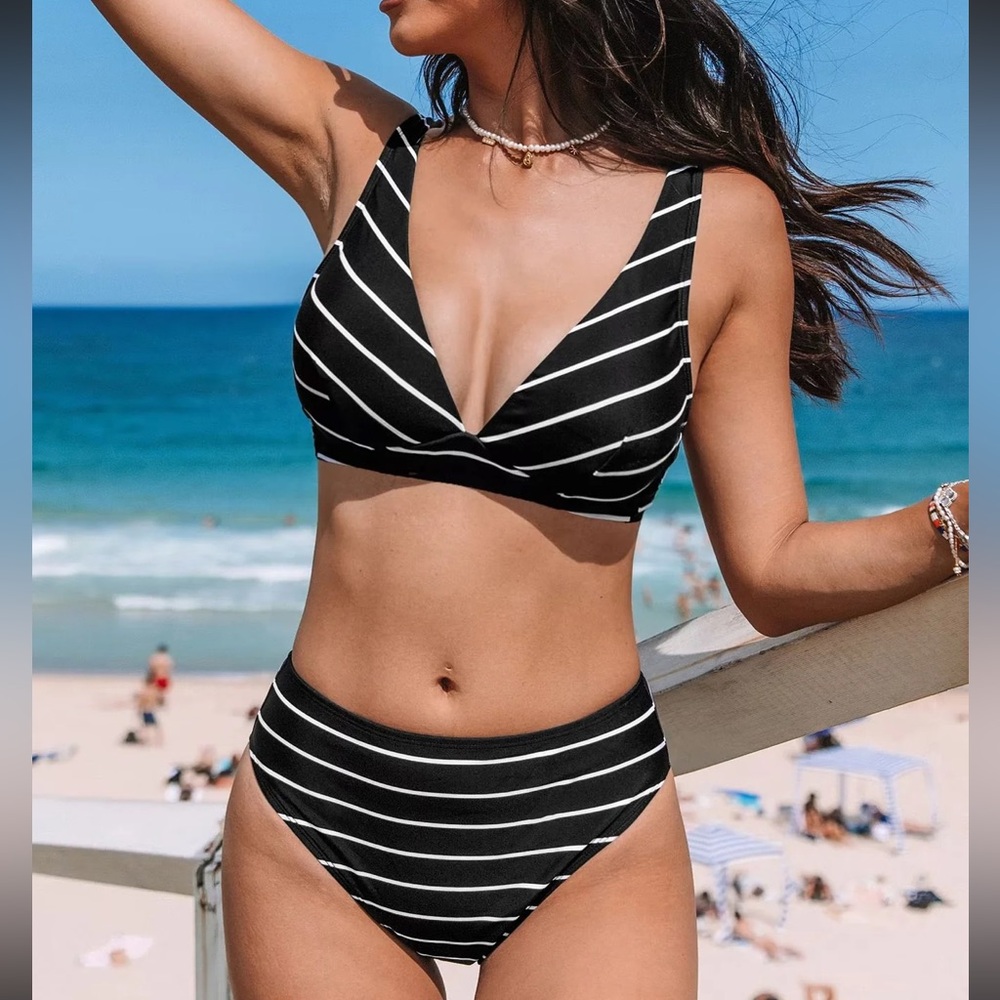 CUPSHE Classic Stripe V-Neck Bikini Black and White High Waisted
